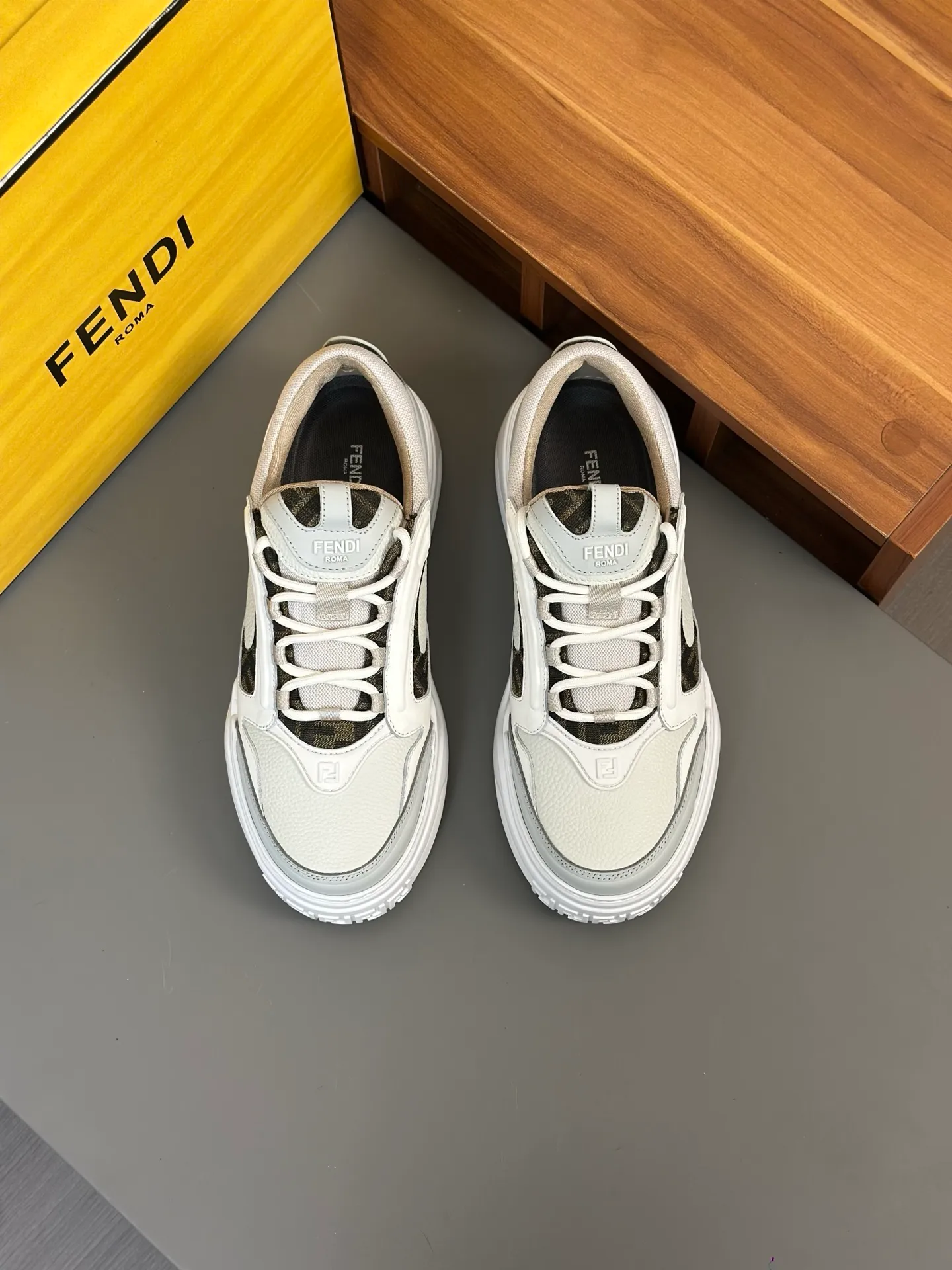 [FENDI] Fendi men's shoes 💰780💰 - High-end quality original casual sports shoes - Upper: Nappa calfskin, pebbled calfskin, tongue and heel; injection molded brand logo plastic module - Lining: brand canvas - Outsole: ultra-light T men's shoes 💰R foam rubber; molded outsole - Super high quality control, fine workmanship: highlighted (high-end, luxury, grade) -Size :39-44 (38, 45, can be customized)